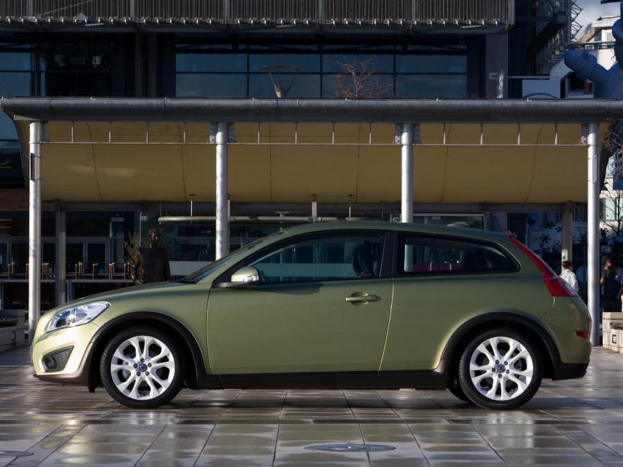  Volvo C30 2 0D 2010 года  (UK) (фото 7 из 16)